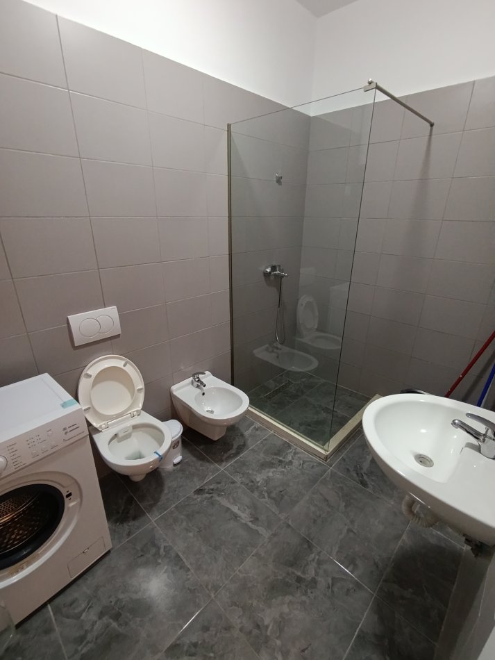 Tirane, jepet me qera apartament 1+1+Aneks+Ballkon Kati 9, 60 m² 550 € (Tek ura Kristal center mundesi dhe per Airbnb)