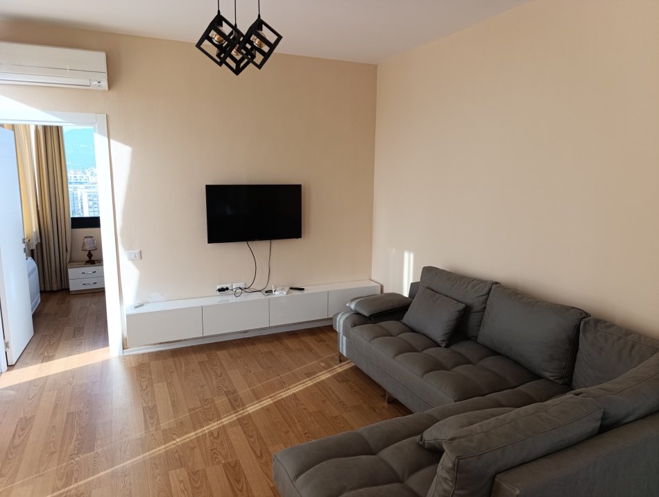 Tirane, jepet me qera apartament 1+1+Aneks+Ballkon Kati 9, 60 m² 550 € (Tek ura Kristal center mundesi dhe per Airbnb)
