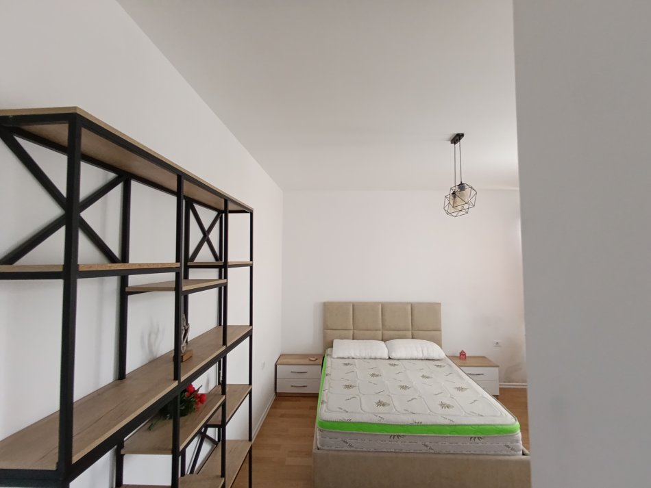 Tirane, jepet me qera apartament 2+1+Aneks+Ballkon Kati 9, 85 m² 800 € (Tek ura kristal center mundesi dhe per Airbnb)
