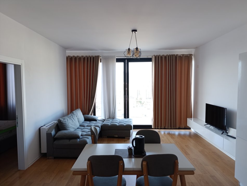 Tirane, jepet me qera apartament 2+1+Aneks+Ballkon Kati 9, 85 m² 800 € (Tek ura kristal center mundesi dhe per Airbnb)