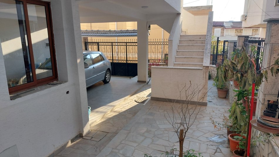 Tirane, shes shtepi 3+1+Aneks+Ballkon Kati 3, 2 m² 250.000 € (Dalip Topi)