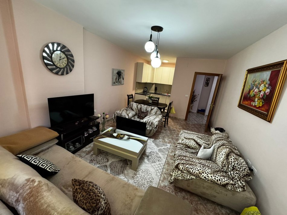 Tirane, jepet me qera apartament 2+1+Aneks+Ballkon Kati 3, 104 m² 800 € (Sheshi willson)
