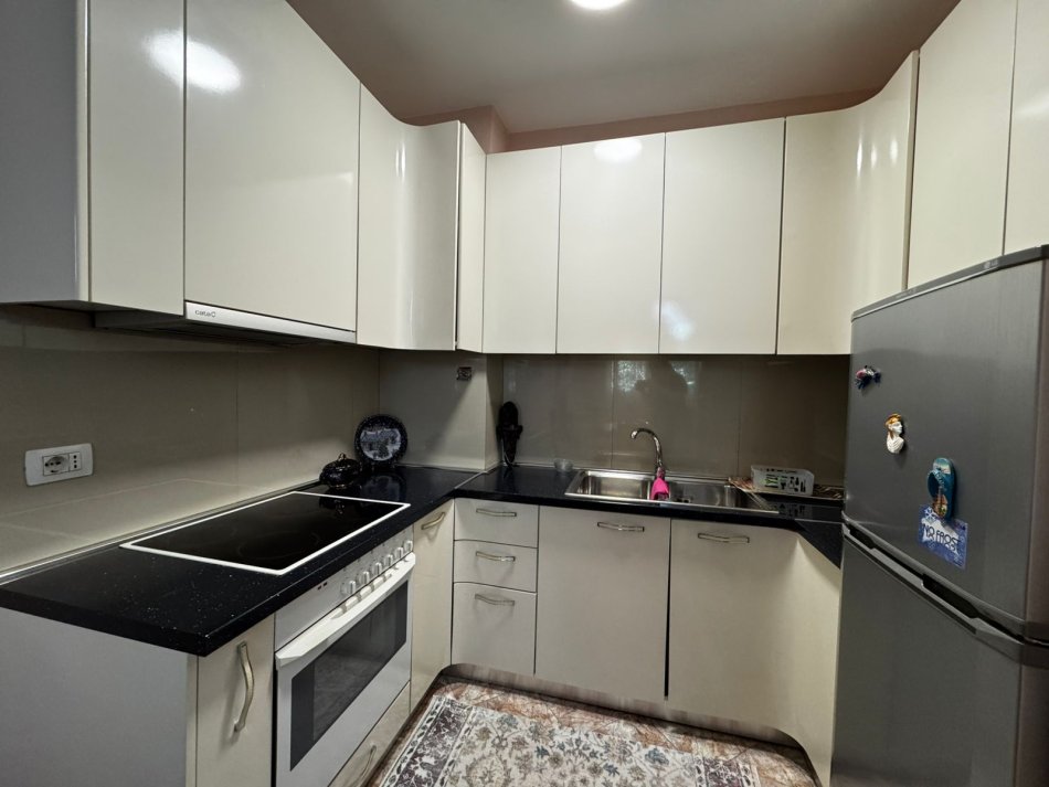 Tirane, jepet me qera apartament 2+1+Aneks+Ballkon Kati 3, 104 m² 800 € (Sheshi willson)