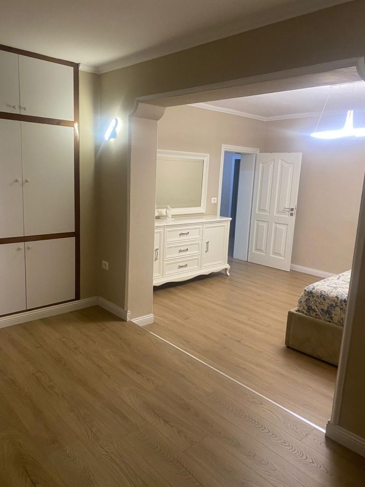 Tirane, jepet me qera apartament 3+1+Ballkon Kati 3, 120 m² 600 € (Varri Bamit)