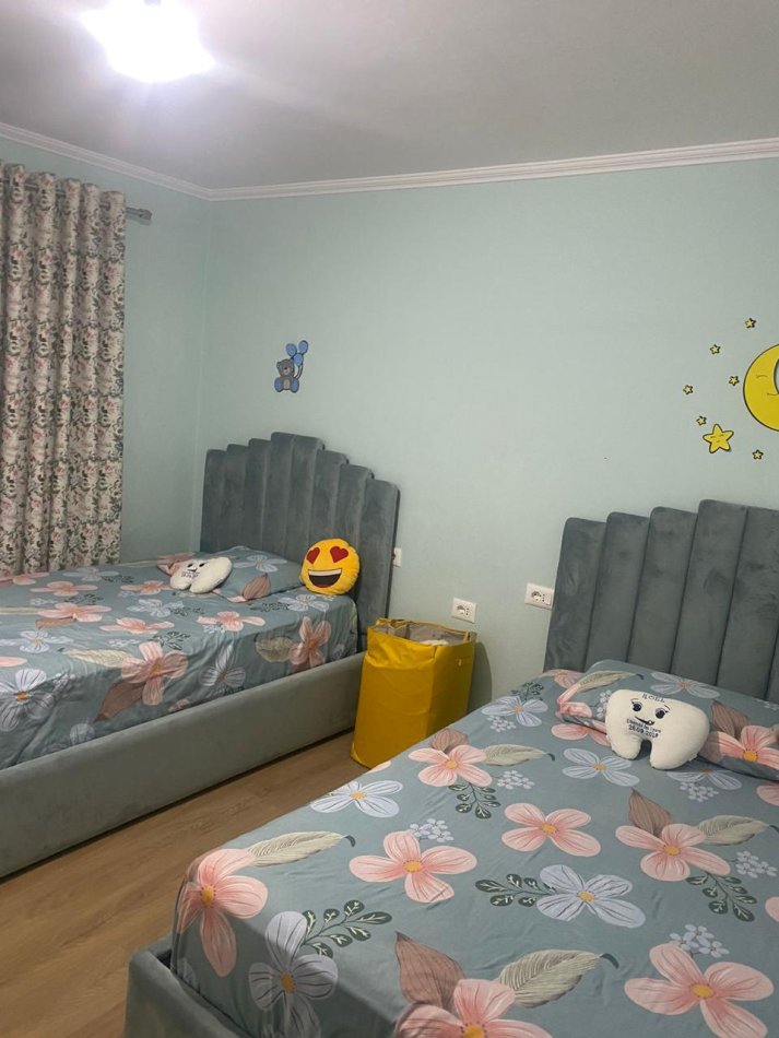 Tirane, jepet me qera apartament 3+1+Ballkon Kati 3, 120 m² 600 € (Varri Bamit)