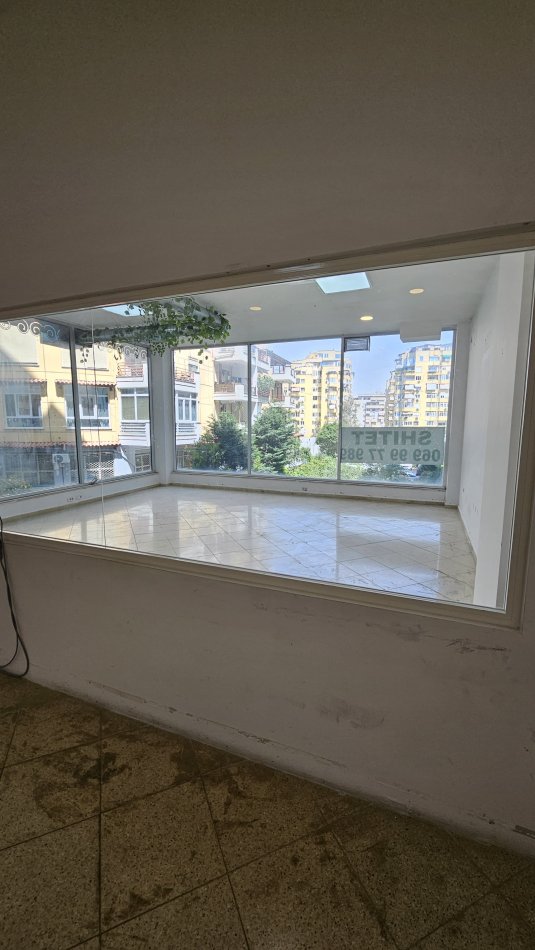 Qera  / Shitet /  Njesi Komerciale, 800 Eur  136 m²  170 000 Eur