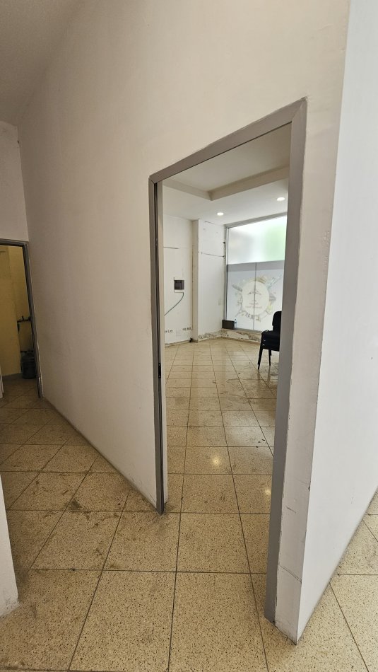 Qera  / Shitet /  Njesi Komerciale, 800 Eur  136 m²  170 000 Eur