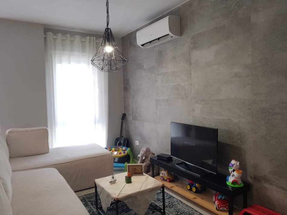 Tirane, jepet me qera apartament 1+1+Aneks+Ballkon Kati 3, 68 m² 600 € (Komuna Parisit)