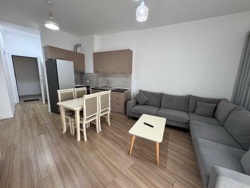 Tirane, jepet me qera apartament 1+1+Ballkon Kati 3, 65 m² 550 € (Kompleksi Magnet pram 21 dhjetorit)