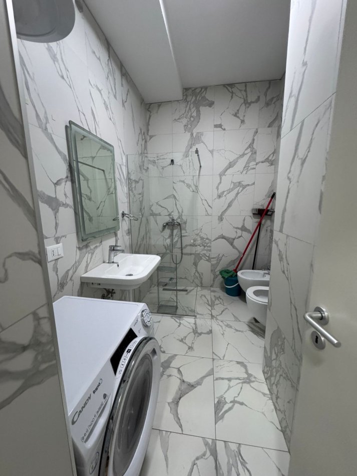 Tirane, jepet me qera apartament 1+1+Ballkon Kati 3, 65 m² 550 € (Kompleksi Magnet pram 21 dhjetorit)