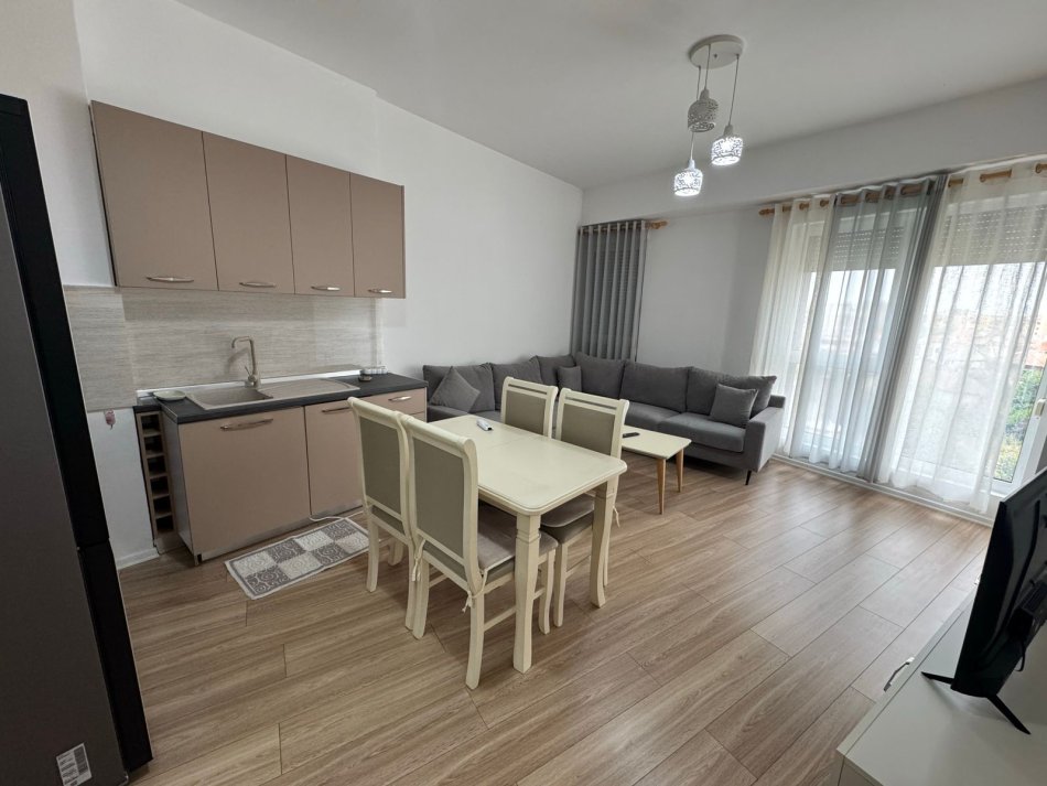 Tirane, jepet me qera apartament 1+1+Ballkon Kati 3, 65 m² 550 € (Kompleksi Magnet pram 21 dhjetorit)