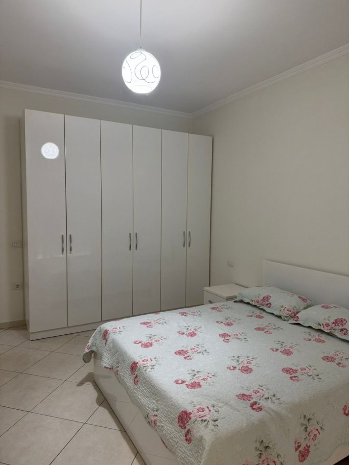 Tirane, jepet me qera apartament 2+1+Aneks+Ballkon Kati 2, 100 m² 600 € (2+1+2 plus post parkimi Tek kopshti Botanik)