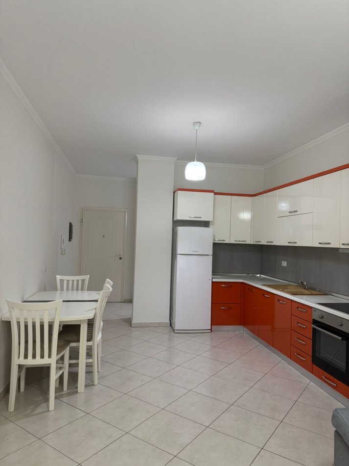 Tirane, jepet me qera apartament 2+1+Aneks+Ballkon Kati 2, 100 m² 600 € (2+1+2 plus post parkimi Tek kopshti Botanik)