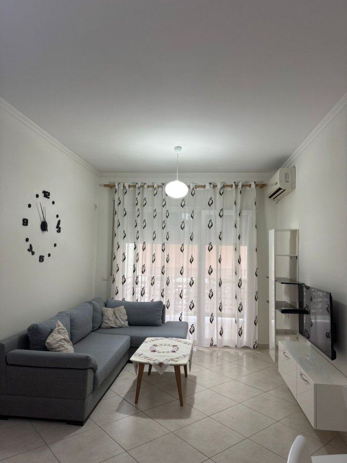 Tirane, jepet me qera apartament 2+1+Aneks+Ballkon Kati 2, 100 m² 600 € (2+1+2 plus post parkimi Tek kopshti Botanik)