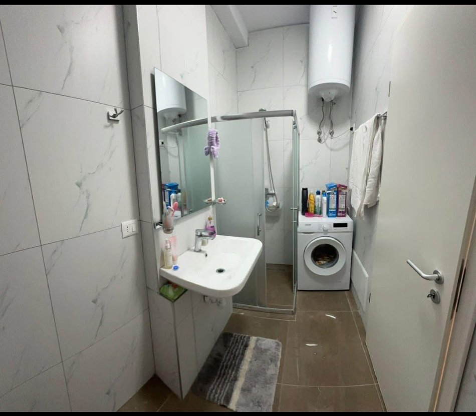 Tirane, jepet me qera apartament 1+1+Aneks+Ballkon Kati 3, 58 m² 550 € (Kompleksi Kontakt Pran 21 Dhjetori)