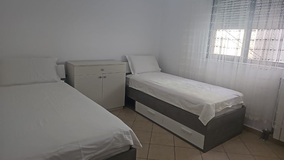 Tirane, jap me qera Vile 3+1 Kati 1, 140 m² 550 € (Rruga e Osmave)