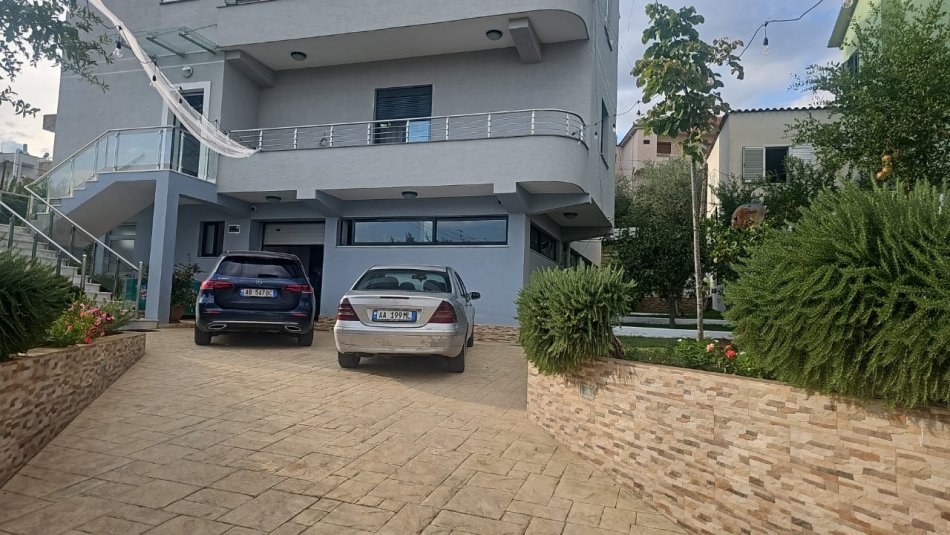Tirane, jap me qera Vile 3+1 Kati 1, 140 m² 550 € (Rruga e Osmave)