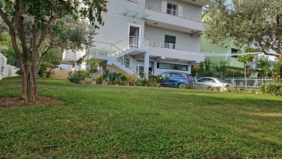 Tirane, jap me qera Vile 3+1 Kati 1, 140 m² 550 € (Rruga e Osmave)