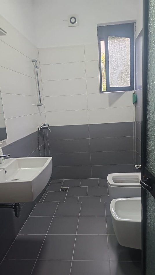 Tirane, jap me qera Vile 3+1 Kati 1, 140 m² 550 € (Rruga e Osmave)