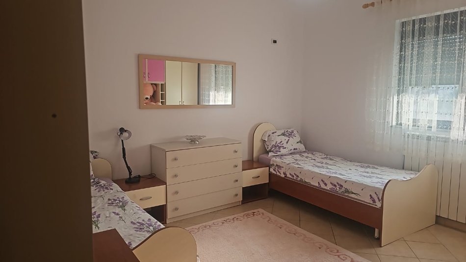 Tirane, jap me qera Vile 3+1 Kati 1, 140 m² 550 € (Rruga e Osmave)