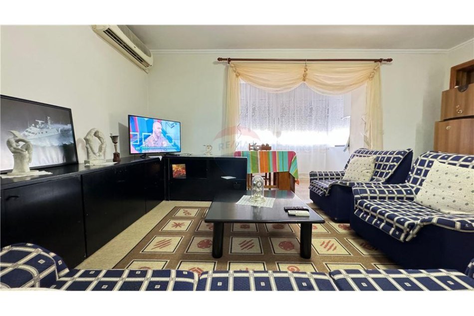 Tirane, jepet me qera apartament 1+1 Kati 3, 55 m² 400 € (Liceu Artistik)