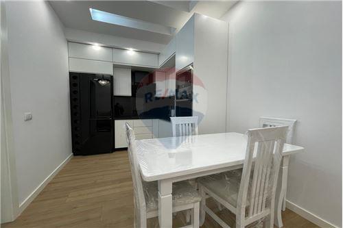 Tirane, jepet me qera apartament 1+1+Ballkon Kati 2, 55 m² 550 € (Kopshti Botanik)
