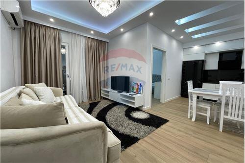 Tirane, jepet me qera apartament 1+1+Ballkon Kati 2, 55 m² 550 € (Kopshti Botanik)