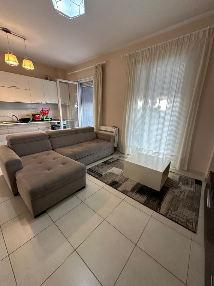 Tirane, jepet me qera apartament 1+1 Kati 7, 600 € (Rruga Muharem Butka)