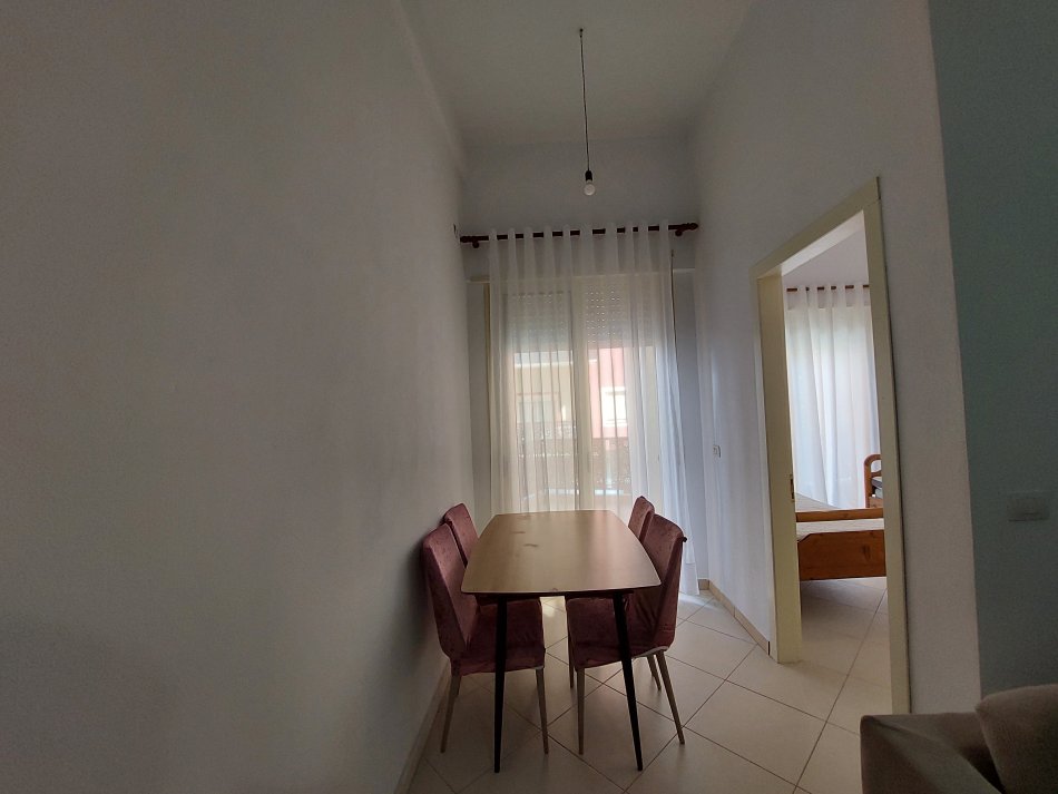 Vlore, jepet me qera apartament 2+1+Ballkon Kati 1, 99 m² 300 € (Skelë)