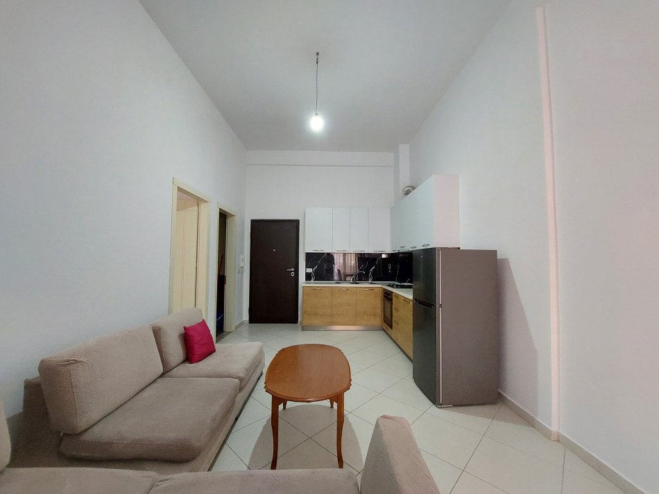 Vlore, jepet me qera apartament 2+1+Ballkon Kati 1, 99 m² 300 € (Skelë)