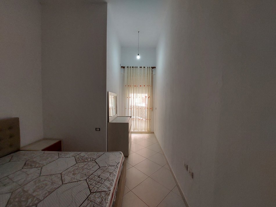 Vlore, jepet me qera apartament 2+1+Ballkon Kati 1, 99 m² 300 € (Skelë)