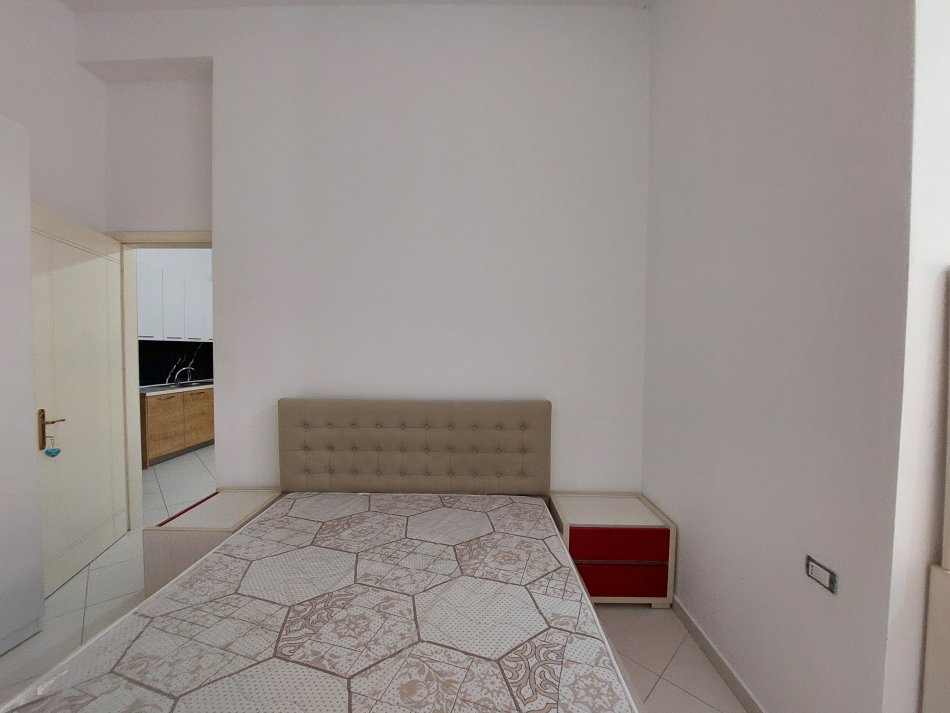 Vlore, jepet me qera apartament 2+1+Ballkon Kati 1, 99 m² 300 € (Skelë)