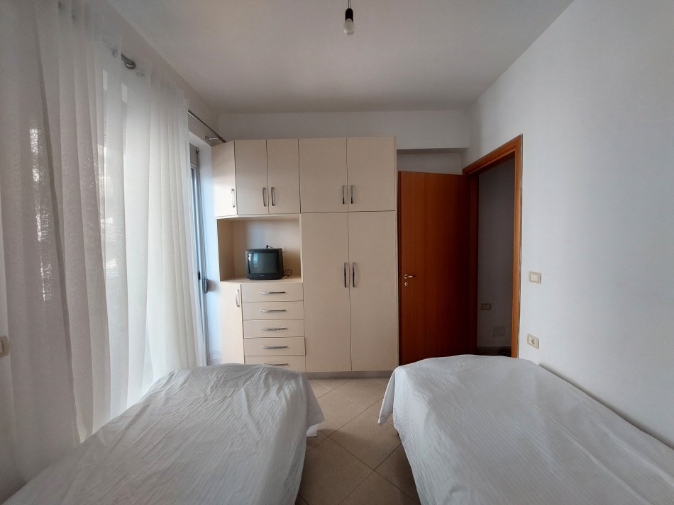 Vlore, jepet me qera apartament 1+1+Ballkon Kati 5, 66 m² 400 € (Lungomare)