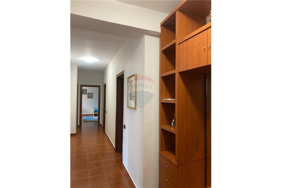 Tirane, jepet me qera apartament 2+1+Ballkon Kati 10, 124 m² 600 € (komuna e parisit)