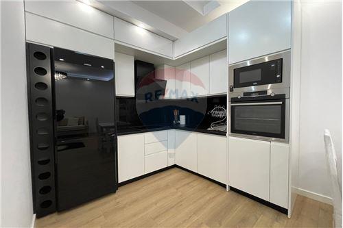 Tirane, jepet me qera apartament 1+1+Ballkon Kati 2, 55 m² 550 € (Kopshti Botanik)