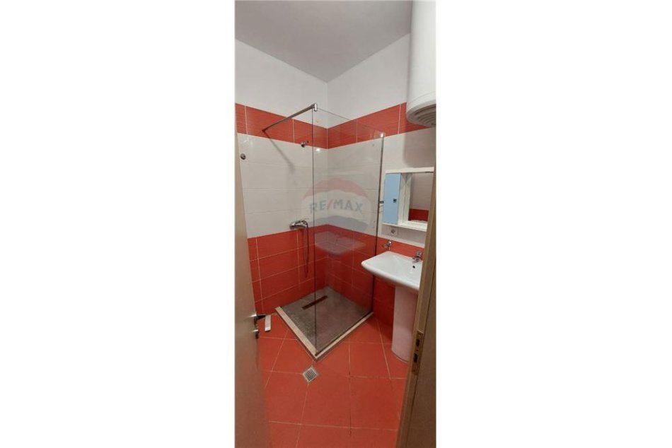 Tirane, jepet me qera apartament 2+1+Ballkon Kati 6, 85 m² 550 € (Don Bosko)