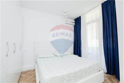 Tirane, jepet me qera 2+1+Ballkon Kati 10, 90 m² 750 € (petronini)