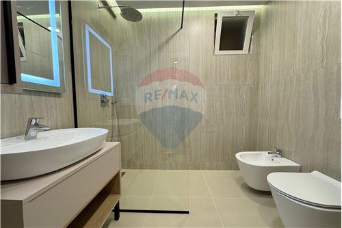 Tirane, shitet apartament 1+1 Kati 3, 64 m² 164.000 € (21 dhjetori)