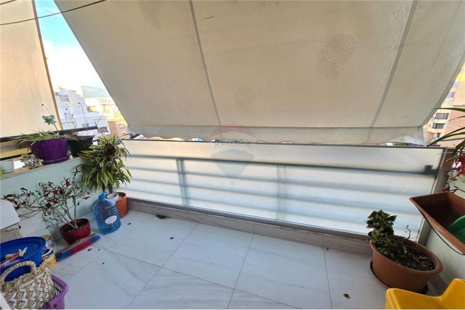 Tirane, jepet me qera apartament 2+1+Ballkon Kati 5, 97 m² 1.000 € (Rruga Serecave)
