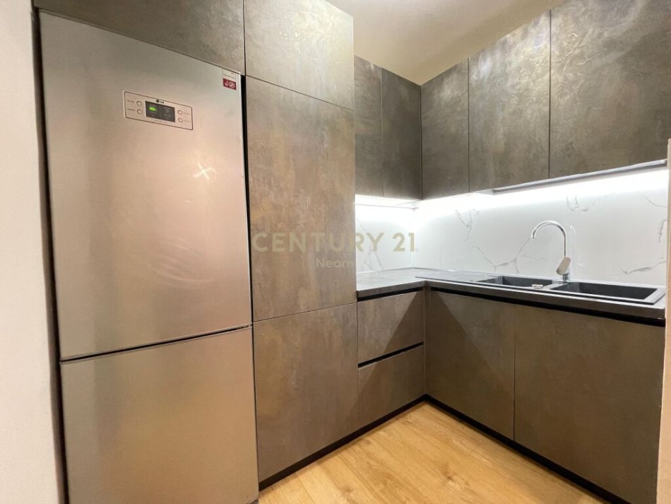 Tirane, shitet 1+1 Kati 4, 59 m² 112.000 € (Prane Kompleksit Magnet, ne Rrugen “Frosina Plaku”.)