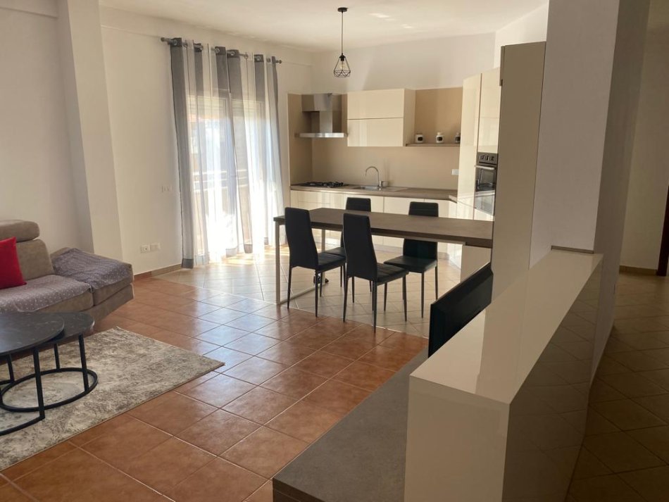 Tirane, jepet me qera apartament 3+1 Kati 3, 140 m² 650 € (Qytet Studenti)