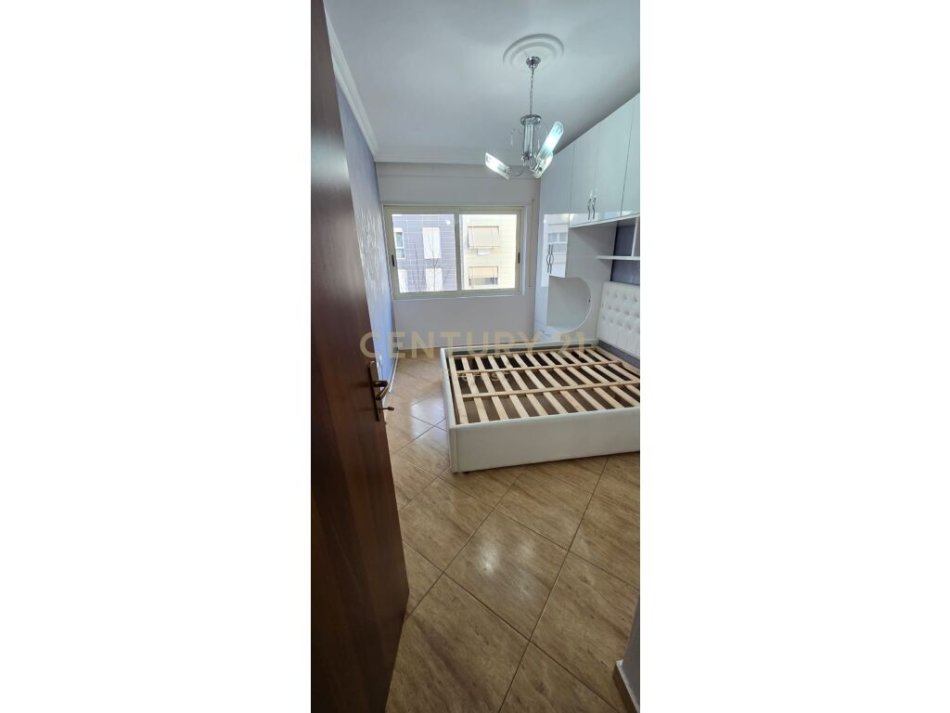 Tirane, shitet Kati 3, 57 m² (Prane Kompleksit Kontakt Tirana Albania)
