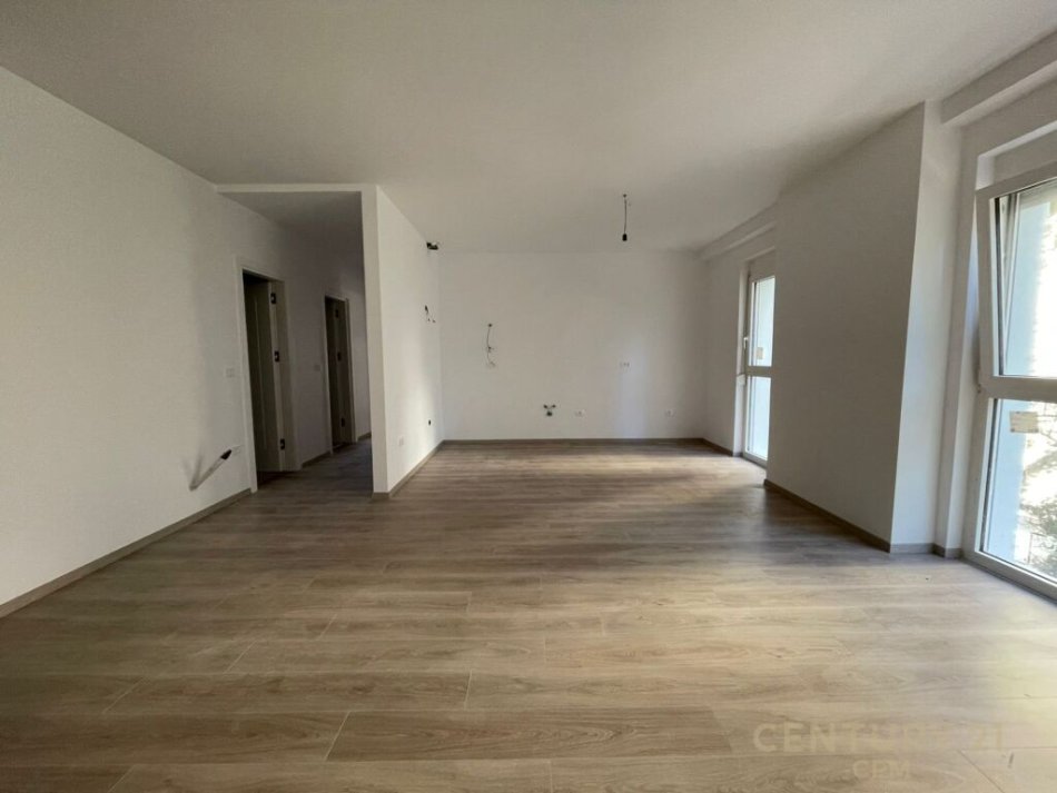 Tirane, jepet me qera ambjent biznesi Kati 1, 120 m² 1.300 € (Rruga Elbasanit)