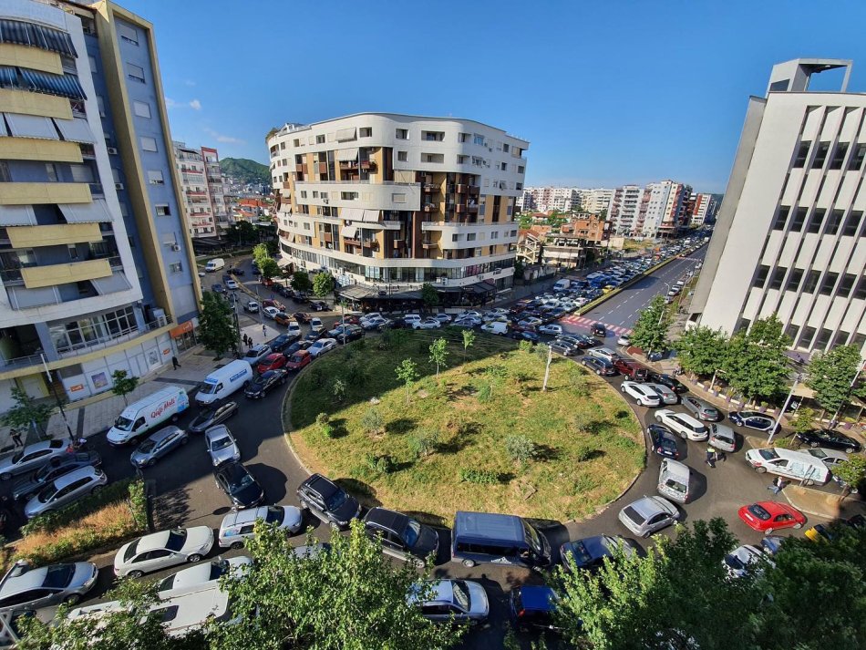 Tirane, shitet apartament 2+1+Ballkon bashke me post parkimi Kati 7, 95 m² 125.000 € (rruga Loni Ligori)