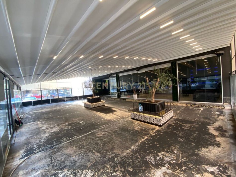 Tirane, jepet me qera bar-resorant Kati 0, 200 m² 1.000 € 