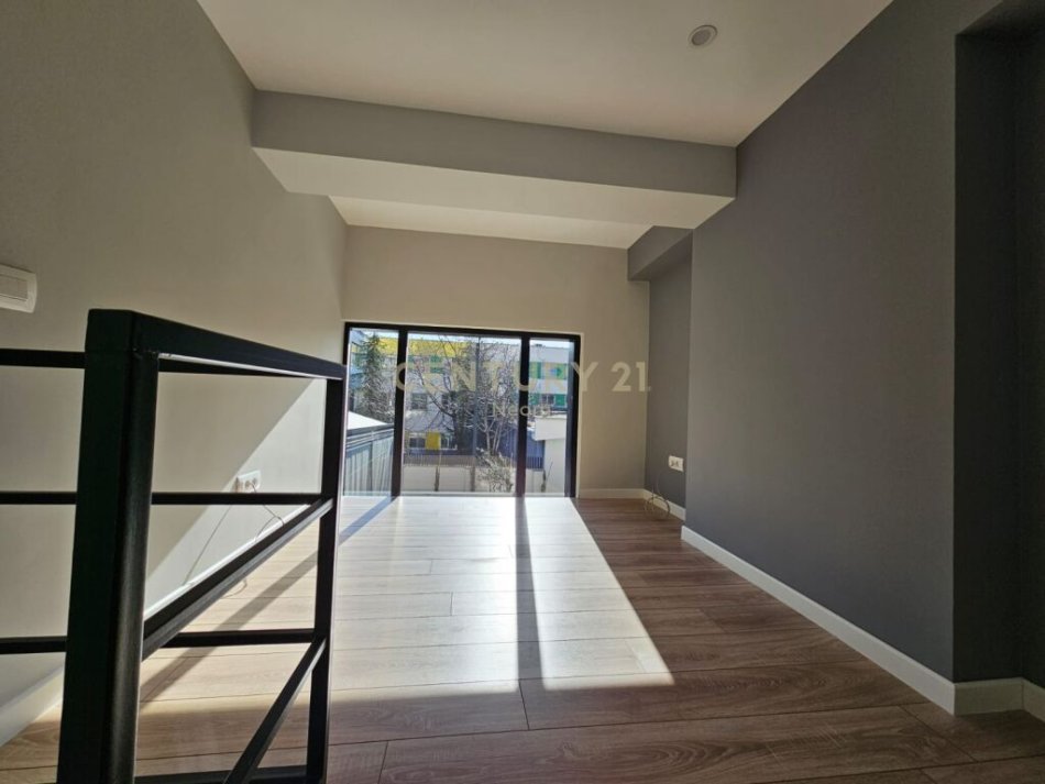 Tirane, jepet me qera ambjent biznesi Kati 0, 20 m² 400 € (Pazari i Ri )
