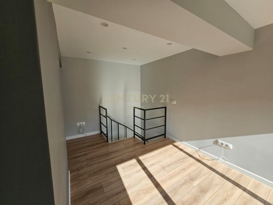Tirane, jepet me qera ambjent biznesi Kati 0, 20 m² 400 € (Pazari i Ri )