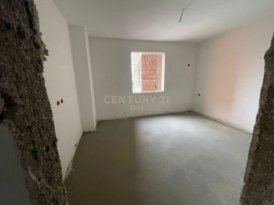 Tirane,Shitet apartamenti 1+1 , sip 70 m2, 87,000€(Porcelan)