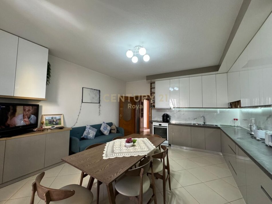 Tirane, jepet me qera ambjent biznesi Kati 3, 315 m² 4.000 € (Tefta Tashko Koco )