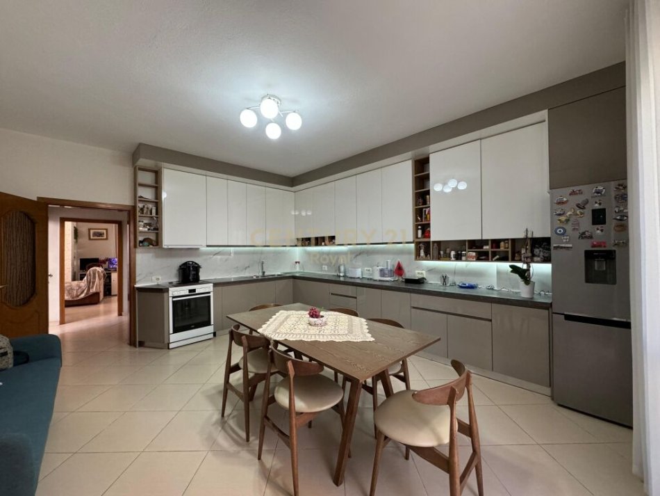 Tirane, jepet me qera ambjent biznesi Kati 3, 315 m² 4.000 € (Tefta Tashko Koco )